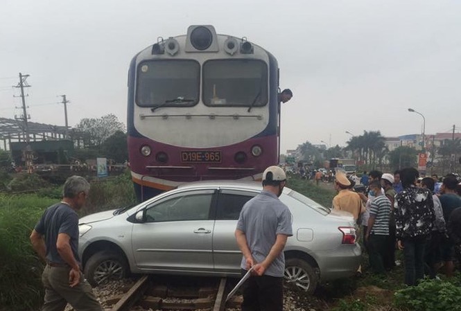 Xế hộp chết máy trên đường bị tàu hỏa đâm trúng Hiện trường vụ tai nạn. Ảnh: Otofun