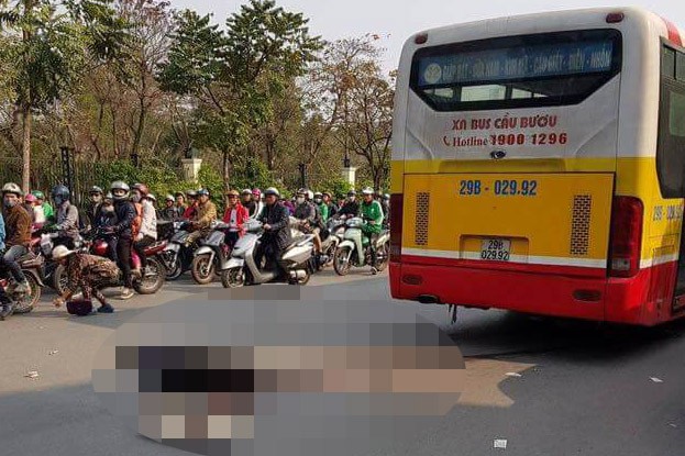 Xe máy va chạm xe buýt, người đàn ông chết thương tâm Hiện trường vụ tai nạn.