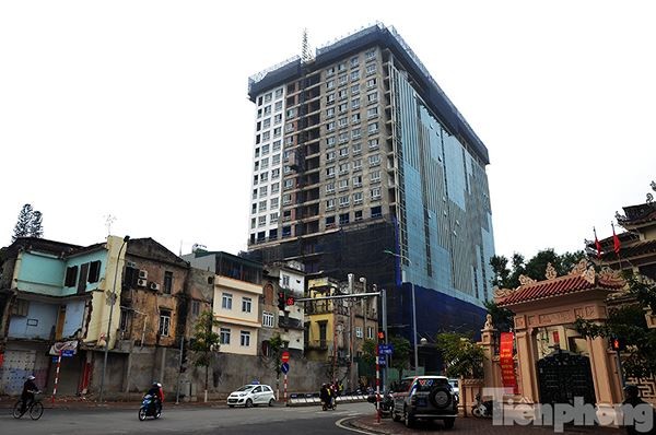 Chủ đầu tư toà nhà 8B Lê Trực bất ngờ rút đơn kiện UBND quận Ba Đình Tòa nhà 8B Lê Trực. Ảnh: Thanh Hà.