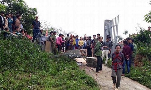 Cổng trường bất ngờ đổ sụp đè chết học sinh Hiện trường vụ việc thương tâm.