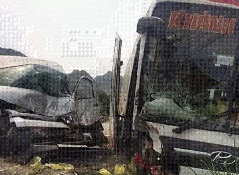 Hai xe khách đâm nhau văng ra khỏi lòng đường Hiện trường vụ tai nạn.