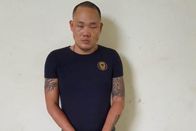Nghi phạm 'đập đá' trước khi đổ xăng thiêu sống 2 cô gái? Đối tượng Định tại cơ quan công an.
