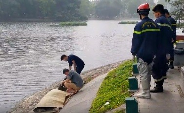 Phát hiện thi thể 2 nam sinh viên dưới hồ Bảy Mẫu Hai nạn nhân được đưa lên bờ.