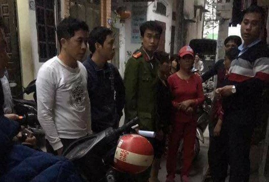 Chồng mua can axit để dằn mặt trước khi tạt vào vợ vì cuồng ghen Lực lượng chức năng có mặt tại ngôi nhà nơi xảy ra sự việc.