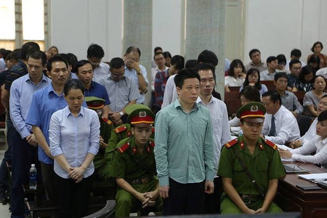 Hà Văn Thắm và 30 bị cáo sắp hầu tòa lần hai Bị cáo Hà Văn Thắm và đồng phạm tại phiên tòa.