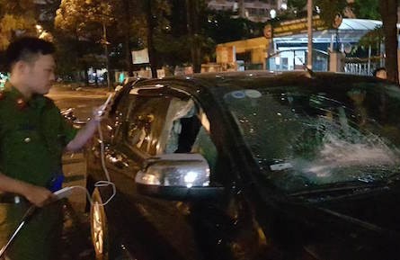 Nạn nhân vụ ô tô kéo lê giữa phố chưa có người thân đến nhận Chiếc xe bán tải bị hư hỏng, vỡ kính.