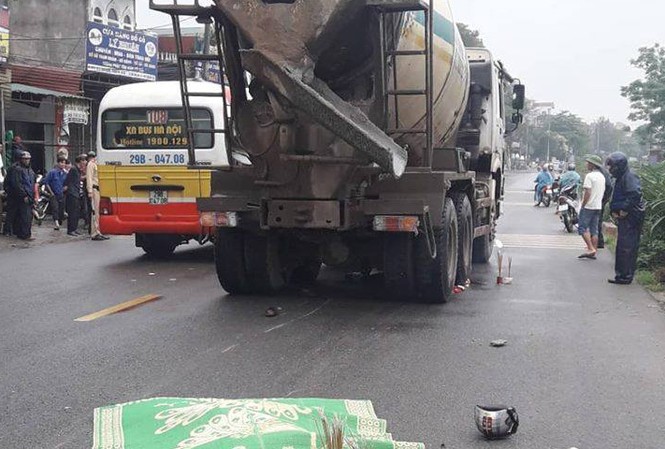 Xe máy lọt gầm xe bồn, 2 người chết thảm Hiện trường vụ tai nạn.