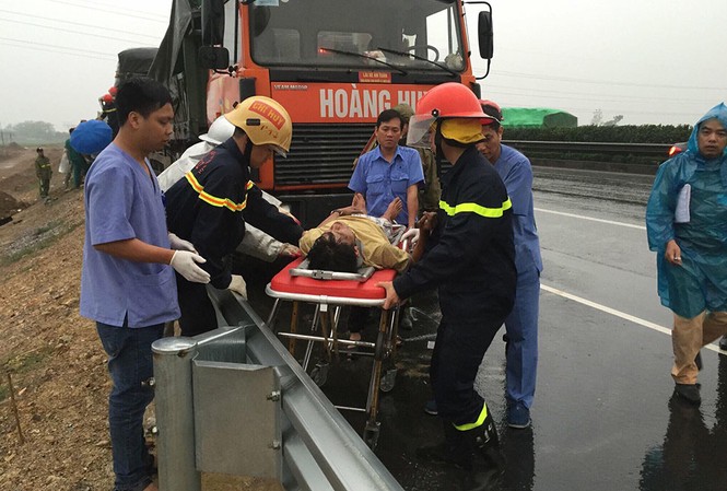 Ô tô đâm nhau trên cao tốc Pháp Vân, 3 người thương vong Nạn nhân được đưa ra ngoài.