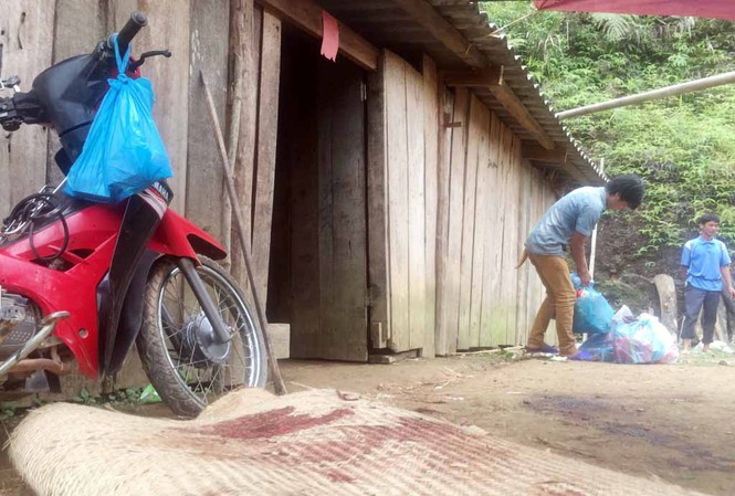 Nổ súng trấn áp đối tượng sát hại 4 người ở Cao Bằng Anh Long dọn dẹp lại ngôi nhà còn vương nhiều vết máu.