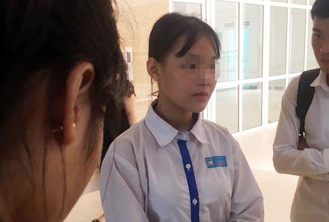 Con gái 15 tuổi lao vào giật hung khí, ngăn bố sát hại mẹ N., kể lại giây phút lao vào cứu mẹ.
