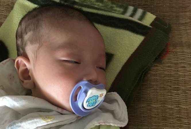 Bé trai 1 tháng tuổi bị bỏ rơi trên xe khách Hiện bé trai đang được công an chăm sóc.