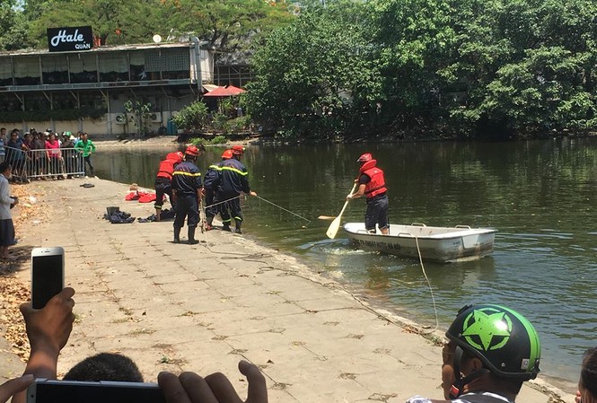 Vớt thi thể người đàn ông dưới hồ Thiền Quang Thi thể người đàn ông được tìm thấy.