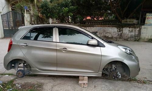 Xế hộp bị tháo trộm hai lốp xe trong đêm Chiếc xe ô tô bị mất trộm hai lốp.