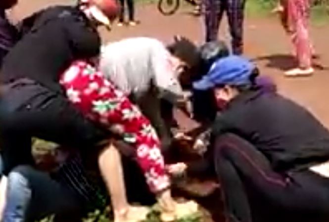 Bắt trói, cắt tóc, lột đồ: Báo động những chiêu đánh ghen man rợ Hình ảnh cắt ra từ clip.