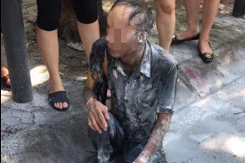 Cụ ông dùng xăng tự thiêu trên đường Hình ảnh cắt từ video.