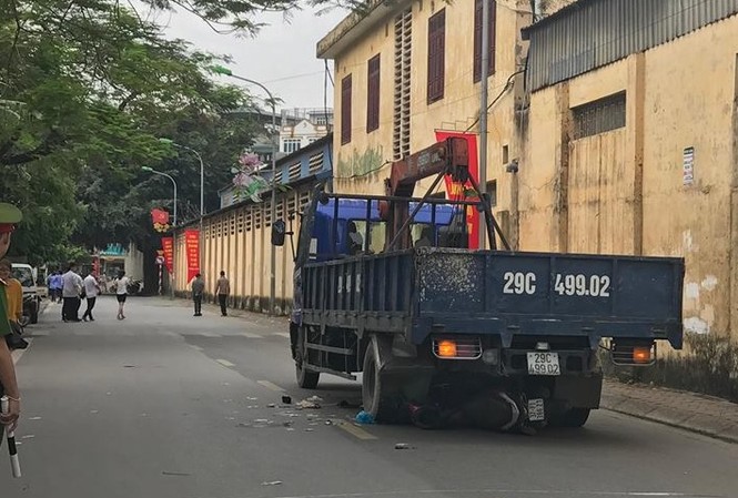 Xe tải cuốn cả gia đình vào gầm, sản phụ sinh non tại hiện trường Hiện trường vụ tai nạn.