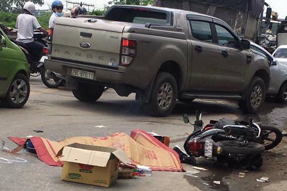 Nam thanh niên đi xe máy ngã ra đường bị ô tô cán tử vong Hiện trường vụ việc.