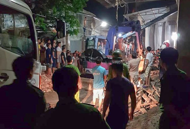 Sập trần bê tông ở Hà Nội, hai người thương vong Hiện trường vụ việc. Ảnh: Tổ Quốc.