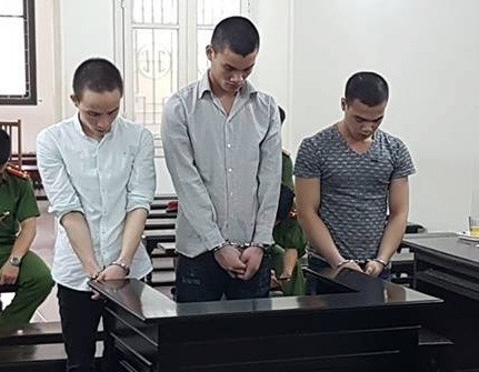 3 thanh niên lĩnh 40 năm tù vi giao cấu với trẻ em Các bị can tại phiên tòa.