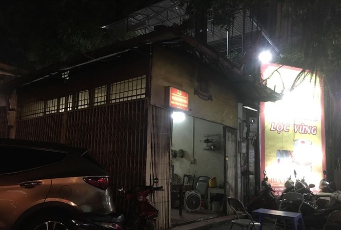 Thanh niên vung dao đâm người rồi trốn lên mái nhà cố thủ Khu vực nam thanh niên trèo lên mái nhà