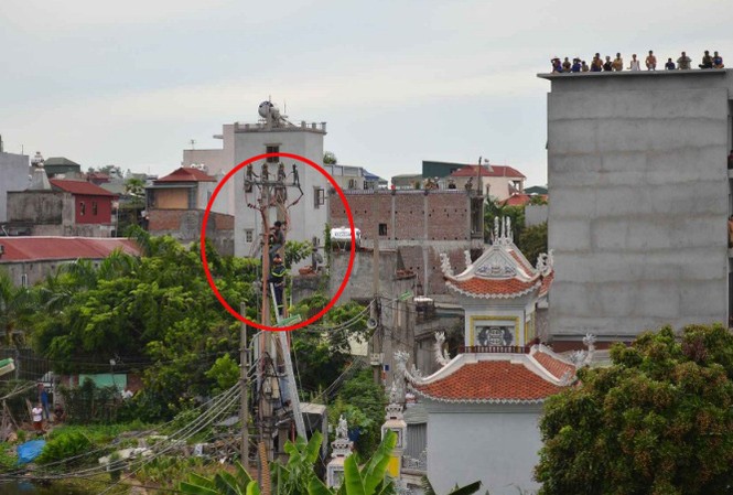 Giải cứu nam thanh niên cố thủ trên cột điện ở Hà Nội Hiện trường vụ việc. Ảnh: Facebook