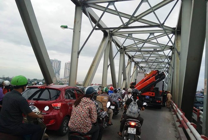 Cứu người phụ nữ định nhảy cầu Chương Dương tự tử Lực lượng chức năng có mặt tại nơi xảy ra sự việc.