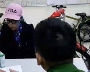 Công an đưa mẹ con ‘hotgirl Bella’ vào trung tâm bảo trợ xã hội Đoàn Thúy Hà trong buổi làm việc tại cơ quan công an.
