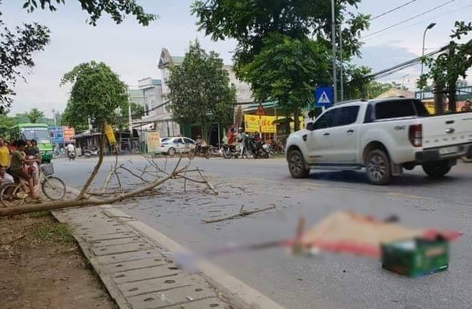 Cành cây khô rơi trúng xe máy, đôi nam nữ thương vong Hiện trường vụ việc thương tâm.