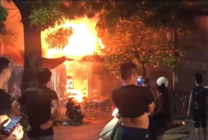 Quán ăn phát hỏa, nhiều người tháo chạy thoát thân Hiện trường vụ cháy. Ảnh: FB
