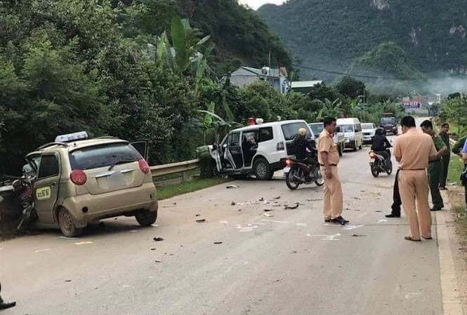 Xe taxi va chạm xe cấp cứu, 1 người tử vong Hiện trường vụ tai nạn.