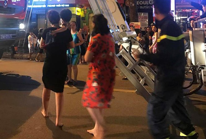 Giải cứu nhiều người trong vụ cháy trên phố Trần Hưng Đạo Hiện trường vụ cháy. Ảnh FB