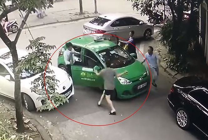 Khởi tố lái xe Mercedes đánh tài xế taxi toé máu đầu Hình ảnh camera ghi lại.