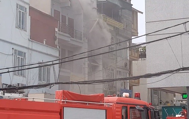 Phá cửa dập lửa bên trong căn nhà 4 tầng bốc cháy Hiện trường vụ cháy. Ảnh FB