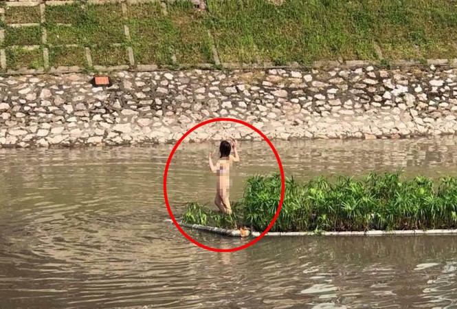 Cô gái trẻ bơi giữa sông Tô Lịch khiến nhiều người hoảng hốt Hình ảnh cô gái giữa sông Tô Lịch. Ảnh: Facebook