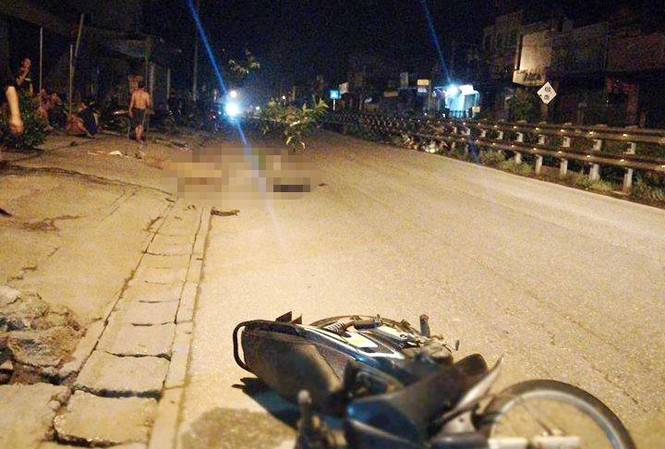 Hai thanh niên thương vong gần chiếc xe máy lúc rạng sáng Hiện trường vụ việc. Ảnh: Facebook.