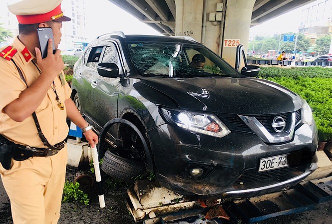 Tài xế ô tô lái xe bay qua dải phân cách hơn 20m Hiện trường vụ việc. Ảnh: Thanh Hà