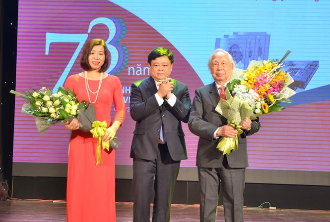 Gặp mặt kỷ niệm 73 năm Ngày thành lập Đài Tiếng nói Việt Nam Ông Nguyễn Thế Kỷ tặng hoa cho các vị khách mời.