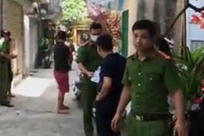Phát hiện bộ xương trong căn nhà bốc mùi nồng nặc Cơ quan chức năng có mặt tại hiện trường điều tra vụ việc.