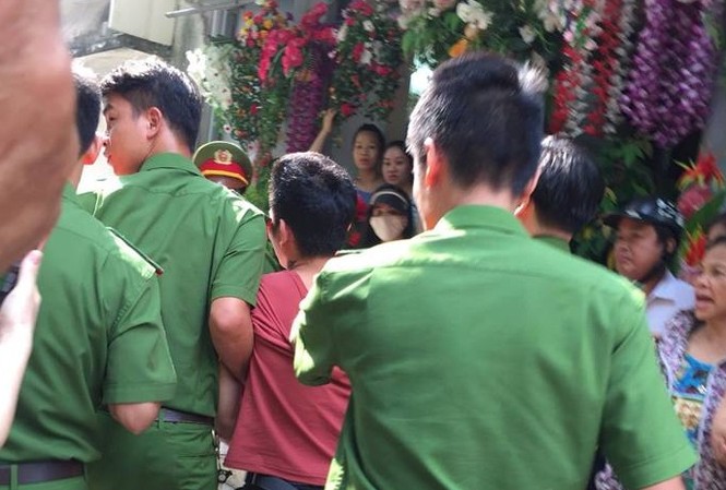 Vụ xác người phân hủy trơ xương ở Vĩnh Phúc: Nghi phạm khai gì? Nghi phạm bị dẫn về hiện trường vụ án. Ảnh: Thành phố Vĩnh Yên.