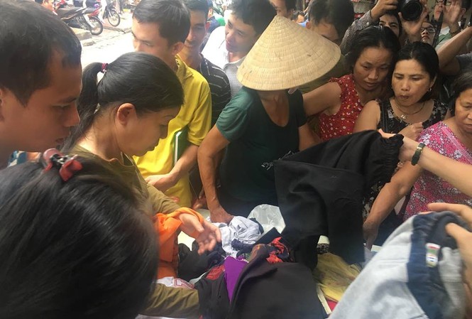 Người nhà bệnh nhân bơ vơ sau vụ cháy phòng trọ cổng Viện Nhi Quần áo ủng hộ giúp đỡ những người bị ảnh hưởng sau vụ cháy.