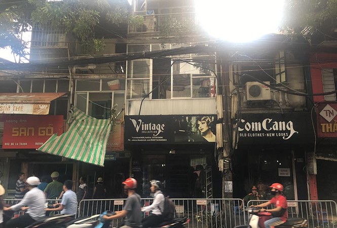Hai ngày sau vụ cháy ở La Thành: Một ngôi nhà bốc khói nghi ngút Khu vực xảy ra đám cháy trên đường La Thành bị phong tỏa.