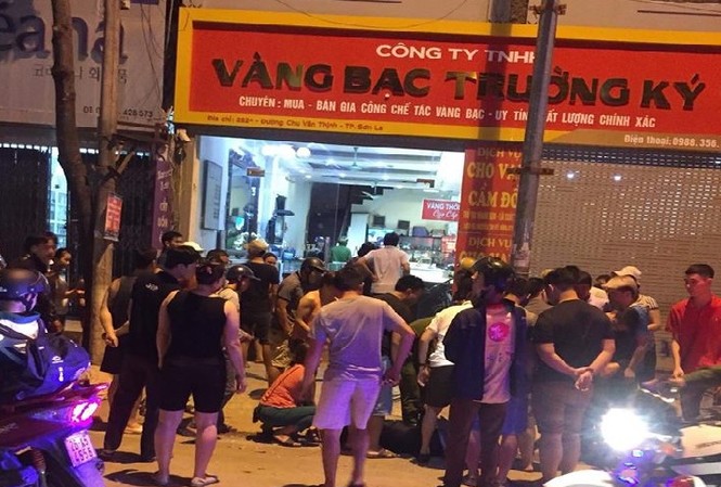 3 đối tượng đi ô tô cướp tiệm vàng ở Sơn La Cơ quan chức năng có mặt tại hiện trường vụ việc.