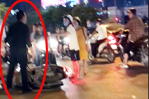 Người phụ nữ mang bầu bị thanh niên đi SH xô ngã sau va chạm Hình ảnh nam thanh niên to tiếng sau va chạm.