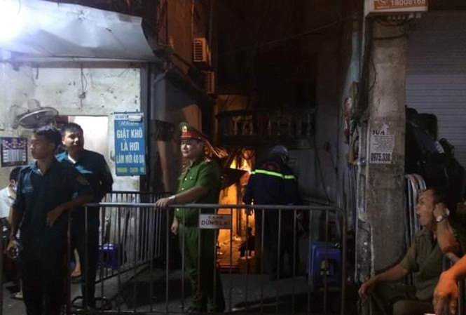 Xác định danh tính hai thi thể trong vụ cháy trên đường La Thành Cơ quan chức năng phong tỏa khu vực xảy ra cháy.