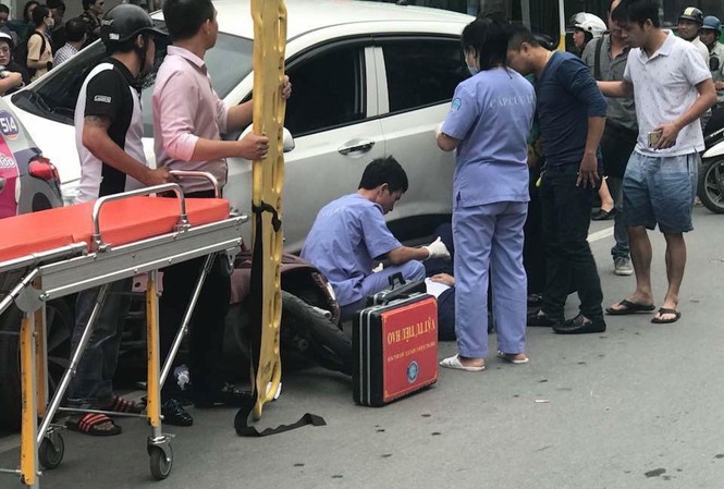 Xế hộp gây tai nạn liên hoàn, 'nuốt' xe SH vào gầm Vụ việc khiến nhiều người bị thương. Ảnh: facebook