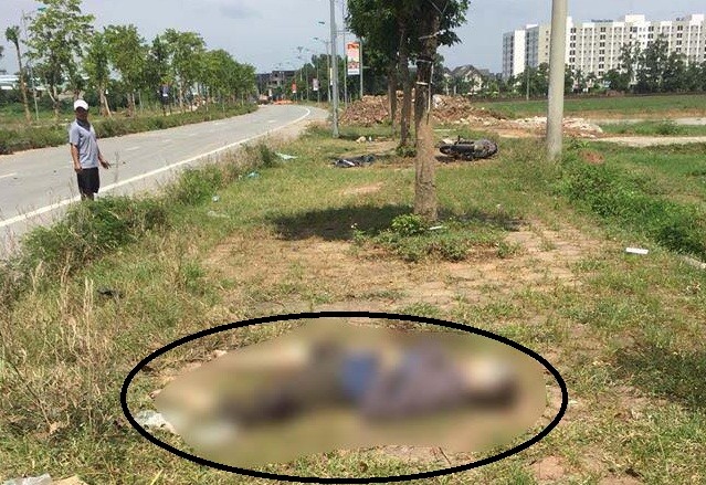 Người đàn ông nước ngoài tử vong gần chiếc xe máy hư hỏng Hiện trường vụ việc.