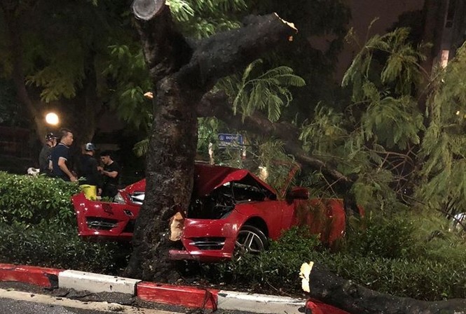 Xế sang Mercedes biến dạng, dính chặt gốc cây sau cú tông kinh hoàng Hiện trường vụ tai nạn. Ảnh: OFFB
