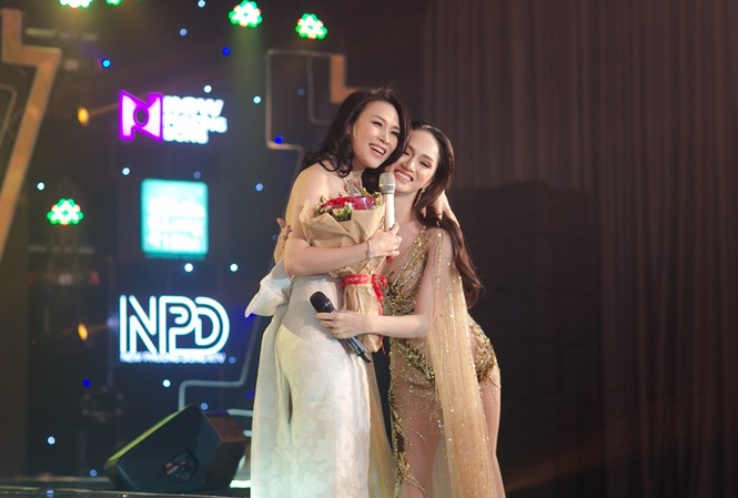 Hương Giang coi Mỹ Tâm là người thầy đầu tiên của mình Hoa hậu chuyển giới Hương Giang tặng hoa cảm ơn Mỹ Tâm.