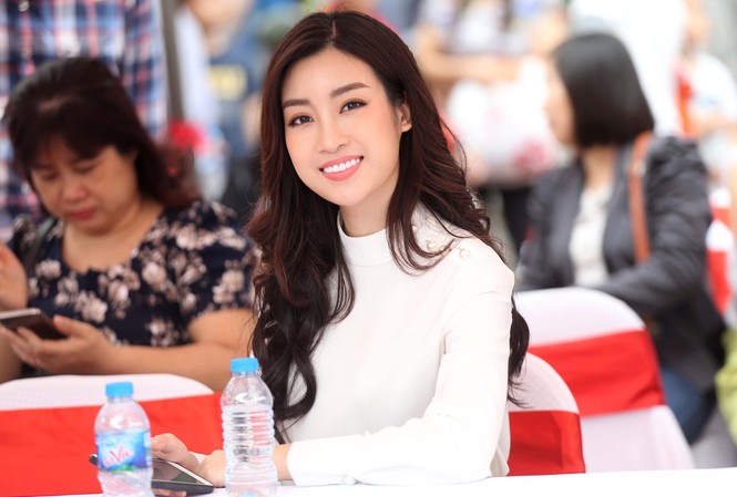 Hoa hậu Đỗ Mỹ Linh rạng rỡ xuống đường cổ vũ đua xe đạp Hoa hậu Đỗ Mỹ Linh rạng rỡ xuống đường cổ vũ các cua-rơ.