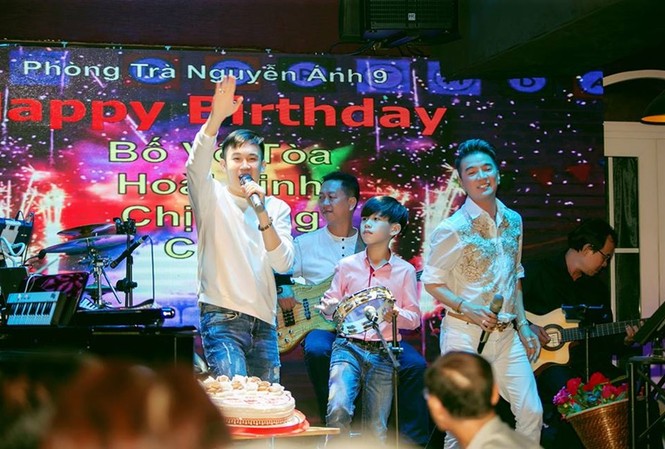 Dương Triệu Vũ: Chưa bao giờ muốn là đối thủ của Đàm Vĩnh Hưng Đàm Vĩnh Hưng xuất hiện trong tiệc sinh nhật thân mật của gia đình Dương Triệu Vũ.
